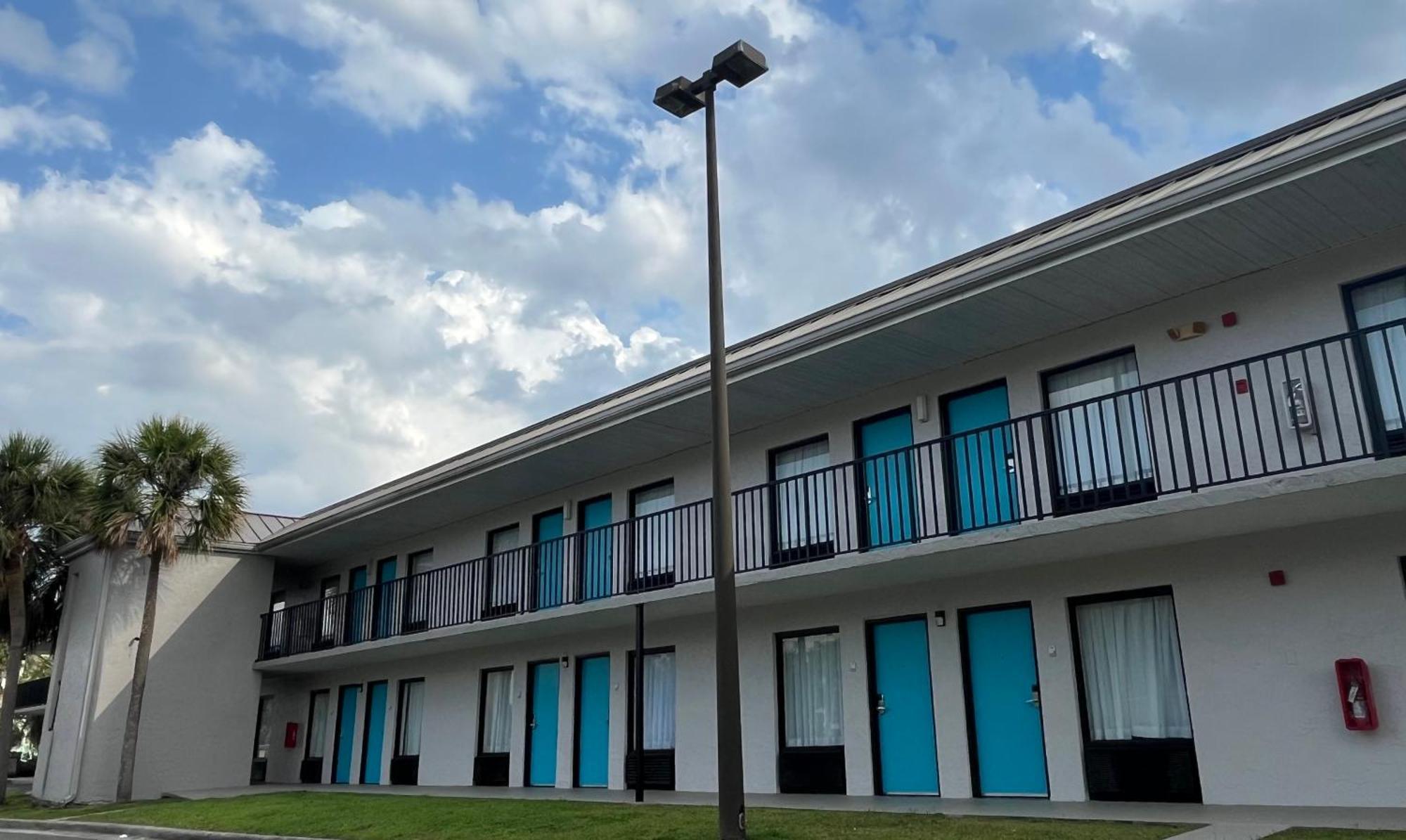 Clarion Inn & Suites Kissimmee-Lake Buena Vista South Kültér fotó